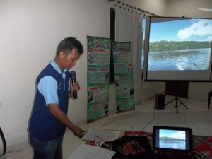 presentasi di depan tamu dari beberapa jawatan dinas dari Kalimantan Barat oleh Bpk, Agus