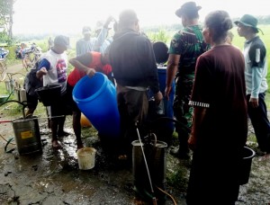 Antusiasme petani dan tentara dalam gerakan massal pengendalian hayati hama wereng dengan TOP BN