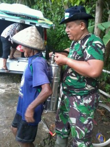 aksi Pak Tentara membantu petani