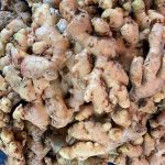 Setumpuk jahe dalam ember biru.