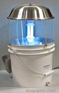 Perangkap serangga dengan perangkap lampu portabel yang memanfaatkan baterai untuk tenaga lampunya